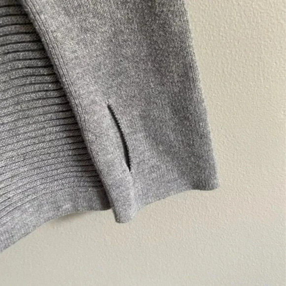 Dakini Gray V Neck Hooded Sweater - Picture 4 of 10